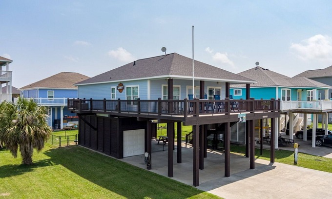 Port Bolivar House | Outlaw's Inn - Gulf View, fenced yard, outdoor bar - 3 Bedroom