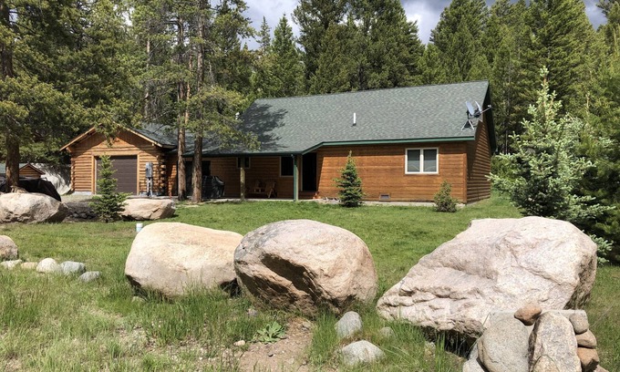 Cody Cabin | Outstanding Crandall Cabin minutes from Yellowstone, ready for your adventure!