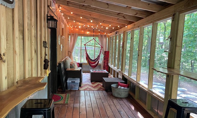 Rising Fawn Cabin | "Outstanding Long Weekend Location!" Cozy 2BR Cabin w/Screened Porch - 2 miles to Cloudland Canyon