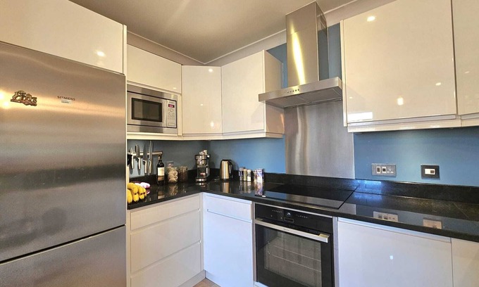 Surrey Docks Apartment | Outstanding Riverside 1-bed flat by the Thames in private residential