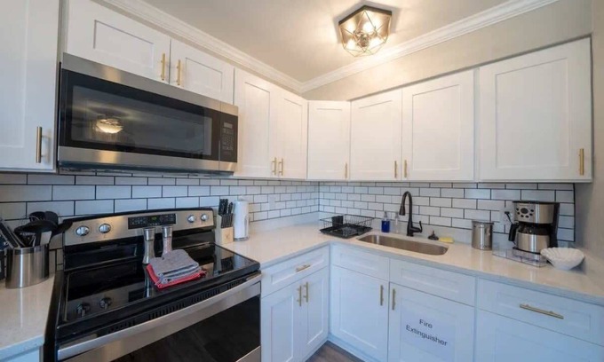 North Camellia Acres Apartment | OV Mosaic - Aloe Suite