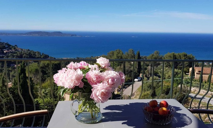 Carqueiranne Apartment | Oversea view, 180° for 2 to 4 Persons, QUIET garden, 2 terraces Wifi