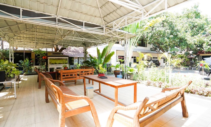 Probolinggo Hotel | OYO 1652 Hotel Tampiarto
