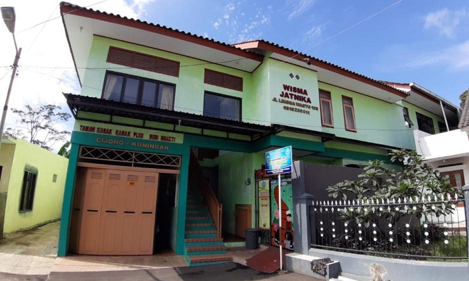 Kuningan Hotel | OYO Life 2884 Wisma Jatnika Syariah