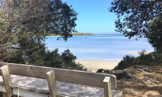 Coles Bay House | Oystercatcher ~ On the banks of the lagoon