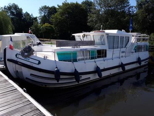 Chenille-Change Boat Rental | Péniche vintage à quai pour 7 pers avec espace extérieur privé à Chenillé-Changé - API-1-46-22