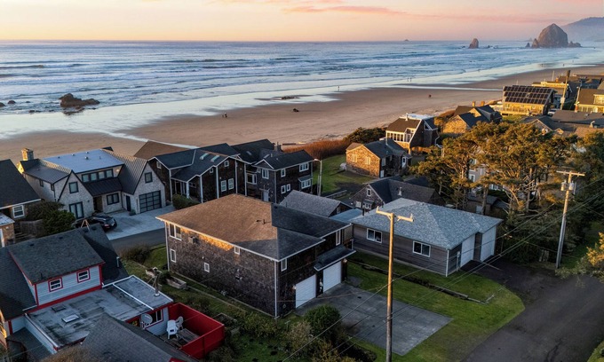 Tolovana Park House | Pacific Breeze | Ocean Views, Steps to Cannon Beach, Airy Coastal Retreat