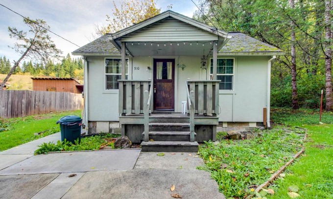 Cascade Locks House | Pacific Crest Trail House