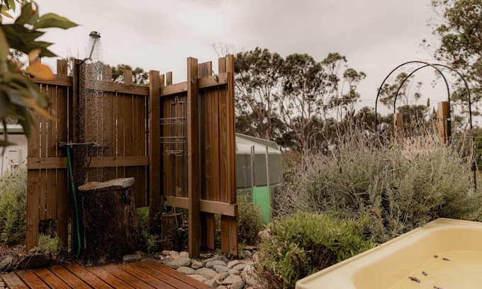 St Helens Apartment | Paddy's Shack - Outdoor Bath, Sauna & BBQ