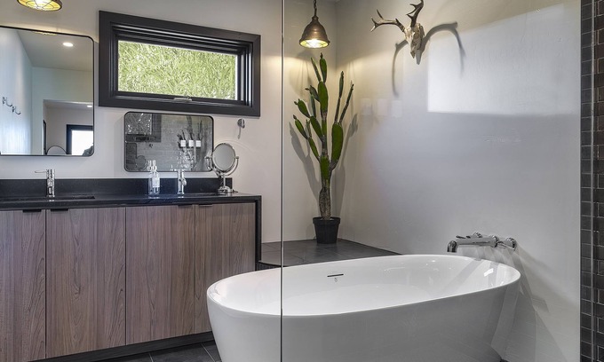 Cornville House | Page Springs wine harvest haven - creek colors, cedar hot tub stars, secret bookshelf, pure autumn