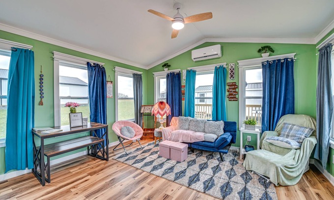Paint Lick House | Paint Lick Escape w/ Spa Services & Deck!