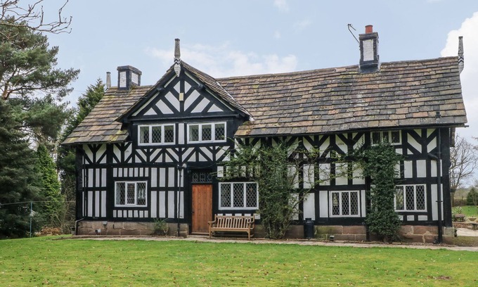 Macclesfield House | PALE FARM, family friendly, character holiday cottage in Macclesfield