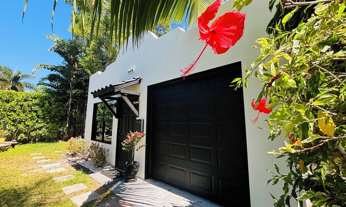Southwest Cottage | Palm beach cottage in zen tropical setting near beach & shops.