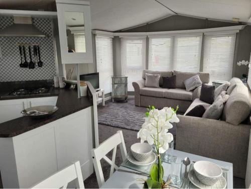 Chapel Saint Leonards Apartment | Palm Grove 28 - Golden Palm - Central heating, pet friendly, WiFi, bed linen - Meadow Lakes Caravan & Lodge Hire