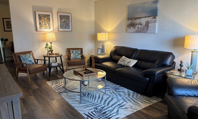 Lemoore House | Palm Oasis