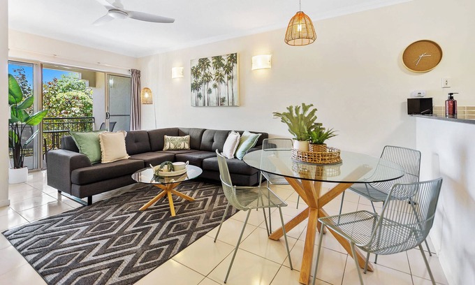 Parramatta Park Apartment | Palm View- 9 Pools, BBQ & Gym