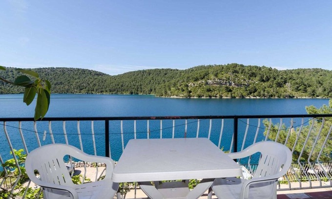 Mljet Apartment | Palma 1BR apartment with balcony and sea view