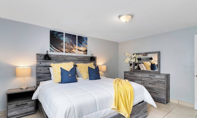 Indian Harbour Beach Apartment | Palmside~ Walk to the beach, Pool, BBQ, Games, Gym