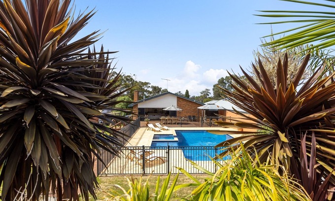 Tootgarook House | PANORAMA SUPER SIZED OUTDOOR HEATED POOL & SPA ENTERTAINER,TOOTGAROOK