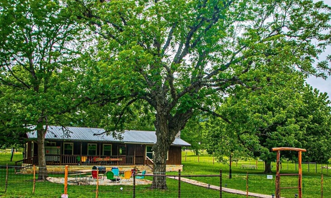 Leakey House | Panoramic Country Views ~ Wildlife, Butterflies & Birds ~ Star-gazing ~ Hiking