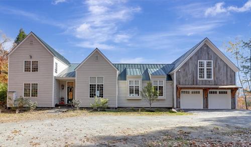 Townshend House | Panoramic Mountain Views with Hot Tub