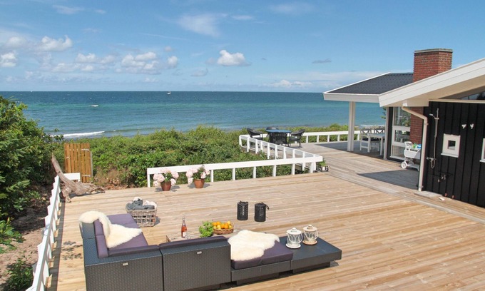 Smidstrup Strand Cottage | Panoramic sea view by the beach. Up to 10 guests in Gilleleje - Northern Zealand