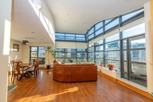 Blackrock Apartment | Panoramic Two-bedroom Penthouse