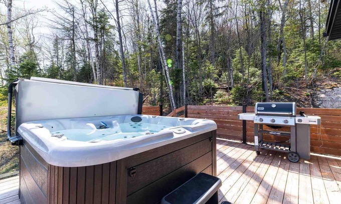 Les Eboulements Ski Chalet | Panoramique 156: Breathtaking Views & Spa