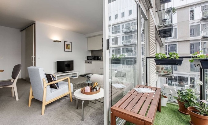 East Melbourne Apartment | Parade Place A Central Balcony Stay