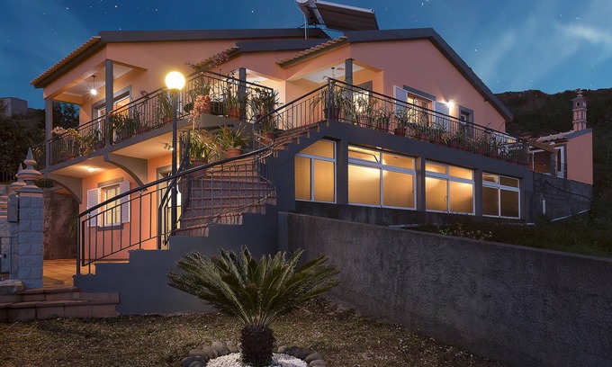 Estrela da Calheta House | Paradise House Calheta. Whole house with 3 bedrooms, 1 km from calheta beach