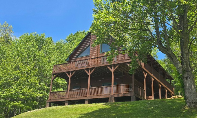 Ashe County Cabin | Paradise in the Mountains! Charming 3-bedroom cabin with amazing views!