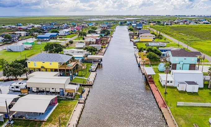 Cedar Lane House | Paradise on Neptune. Saltwater canal, minutes to ICW and beach.