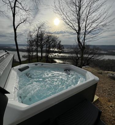 De Soto House | Paradise Point sleeps 4 Hot Tub