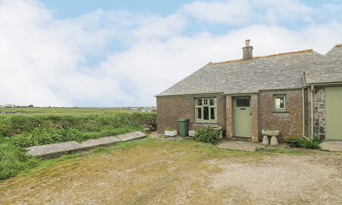 The Lizard Cottage | PARC AN CASTLE COTTAGE, family friendly, with a garden in The Lizard