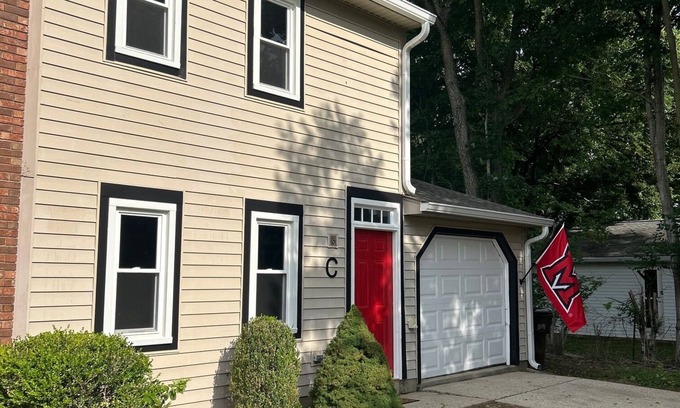 Oxford Apartment | Parent Retreat. Charming 2-bedroom apartment walkable to campus