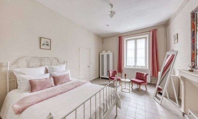 La Queue-les-Yvelines Apartment | Paris in the country