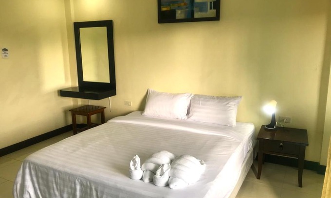 Khuekkhak Hotel | Parisia House