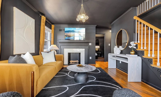 Old Town Alexandria House | Park 4 Cars < > A Stunning Old Town Xcape