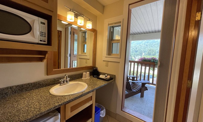 East Kootenay Hotel | Park Place Lodge