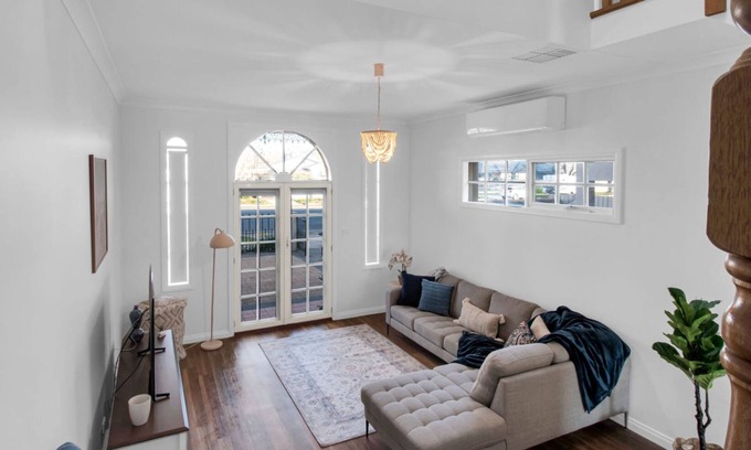 Wagga Wagga House | Parkham - CBD, Elegant Townhouse