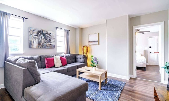 Victorian Village Apartment | Parking Free – Over 4,500 Reviews – PRIME Location