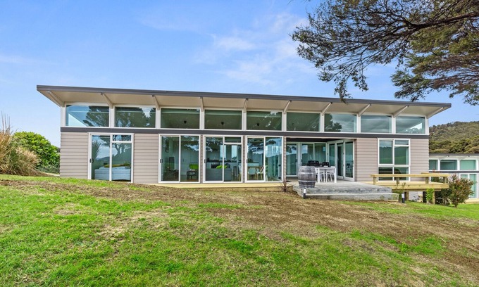 Russell House | Paroa Bay Chalets - Te Whare Tui