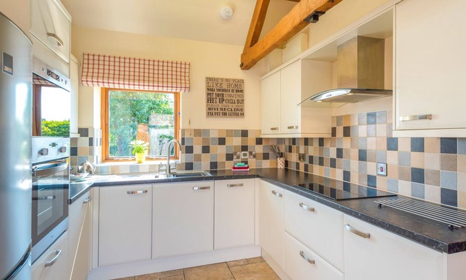 Eaton Mascott Cottage | Parrs Meadow Cottage