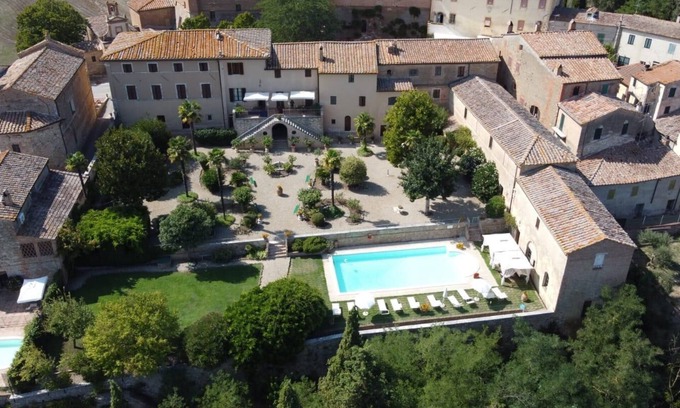 San Giovanni d'Asso Villa | Pasqui Villas : La Consuma Historic villa in a village, garden, view, pool, WiFi