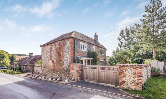 Chichester House | Pass the Keys | Beautiful Cottage In South Downs
