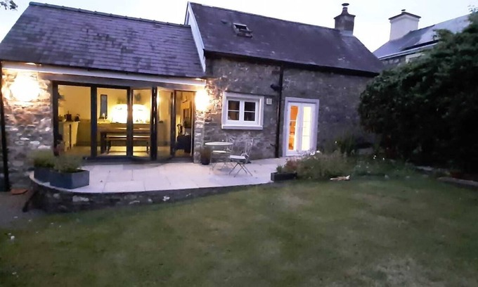 Pentrefelin House | Pass the Keys | Beautiful Cottage with Castle Views near Llandeilo