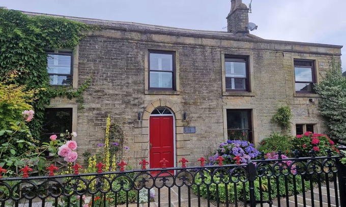 Birch Vale House | Pass the Keys | Birch Hall Characterful Cottage Sleeps 8 & Pets