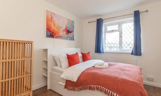 Abbey Wood House | Pass the Keys | Bright & Spacious 4BR House | Elizabeth Line