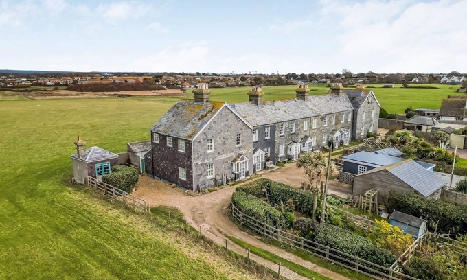 Selsey House | Pass the Keys | Charming Old Coastguards Cottage