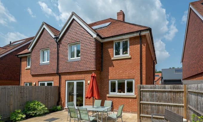 Chilham House | Pass the Keys | Cheerful 2-Bedroom house with Private parking